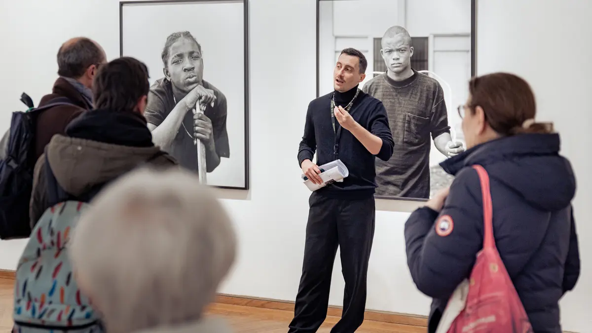 Visite guidée des expositions « La photographie en toutes lettres » et « Camille Vivier »