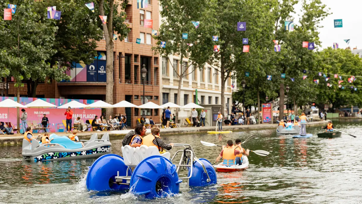 Pédalos, sphères gonflables et bateaux sur le bassin de la Villette
