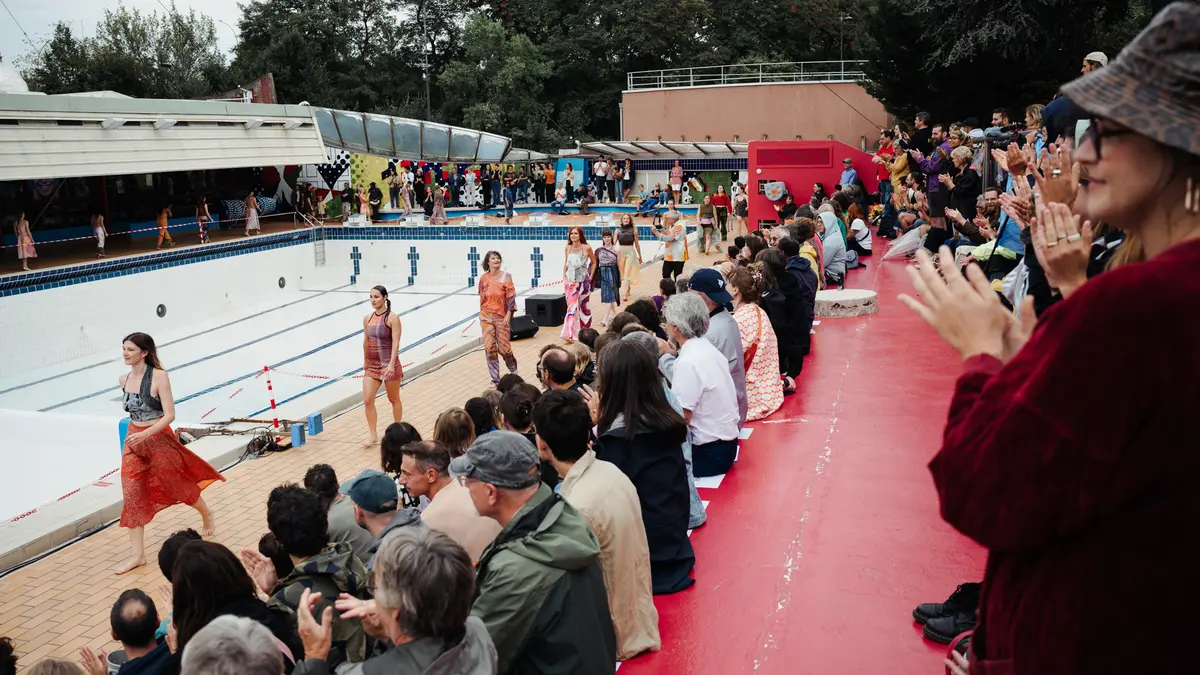 L'heure du bain : Battle de danse par la boom électro dans la piscine