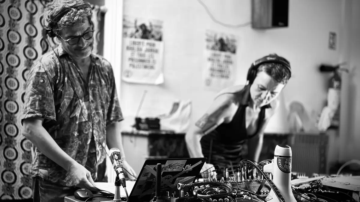 Le silence des pantoufles : duo noise radiosonique