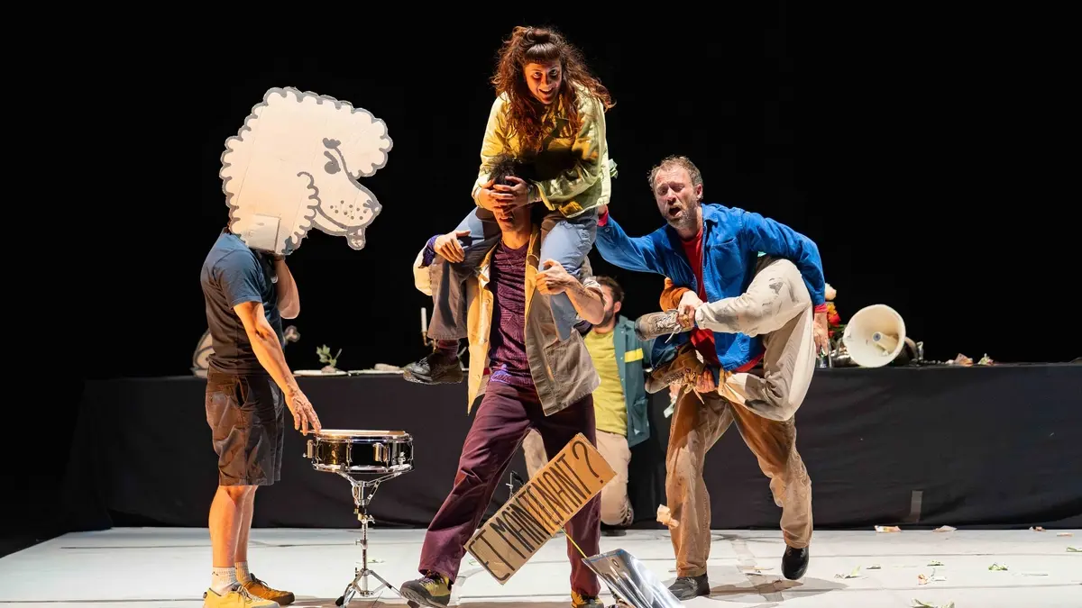 Frasques, un spectacle de cirque cosmique et poétique au Théâtre Silvia Monfort