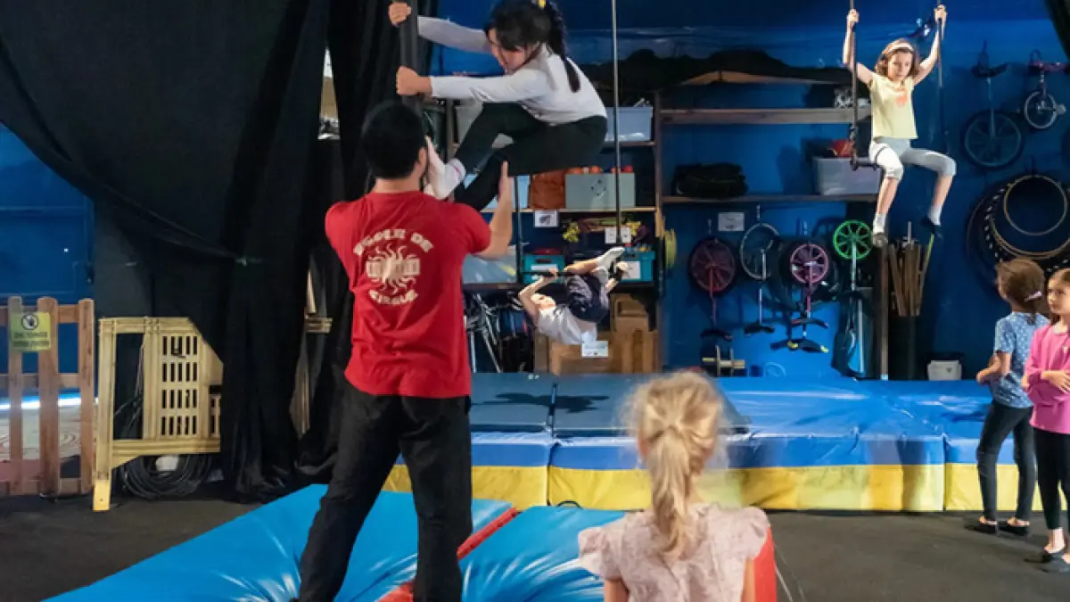 Stages de cirque au chapiteau Méli Mélo pendant les vacances d'été