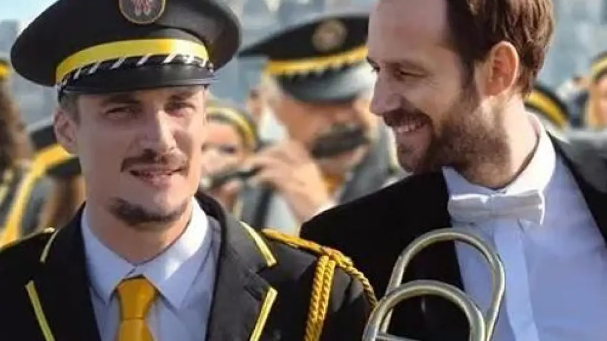 EN FANFARE