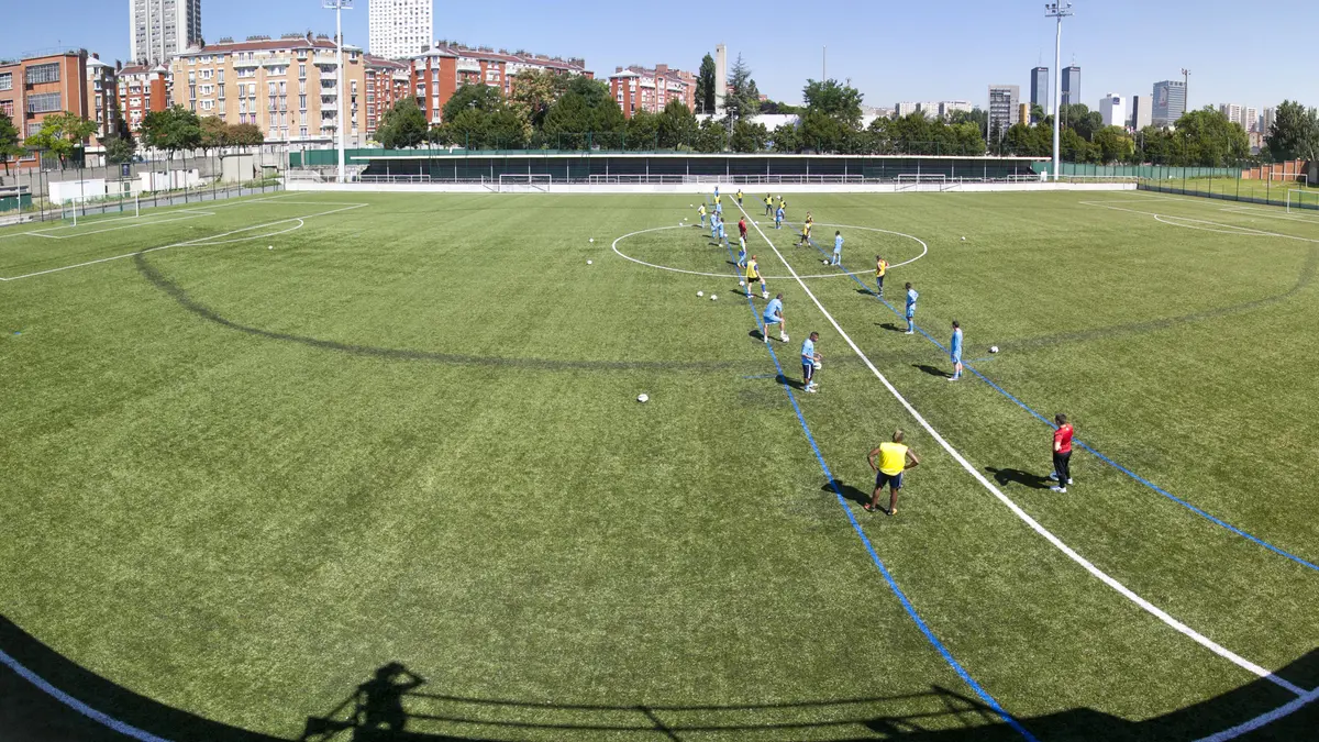 Paris sport proximité : football mixte et tennis au centre sportif Déjerine